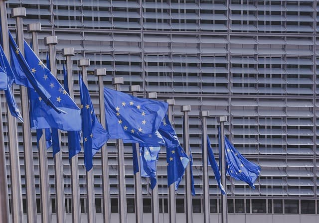 La economía de la UE sigue creciendo pese al freno del empleo: ¿qué significa para los mercados?